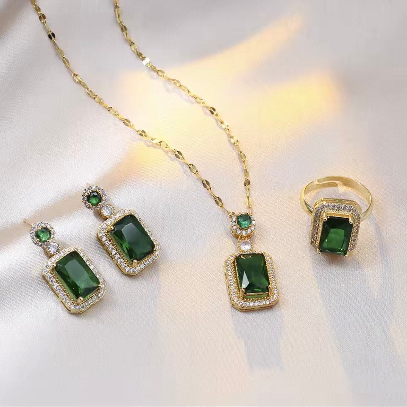 Green Pendant Necklace & Earrings Set